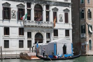El lujoso hotel Aman de Venecia, donde se hospedan el fundador de Amazon, Jeff Bezos, y su prometida, Lauren Sánchez, cuya entrada desde el canal ha sido protegida con una carpa. EFE/EPA/ANDREA MEROLA