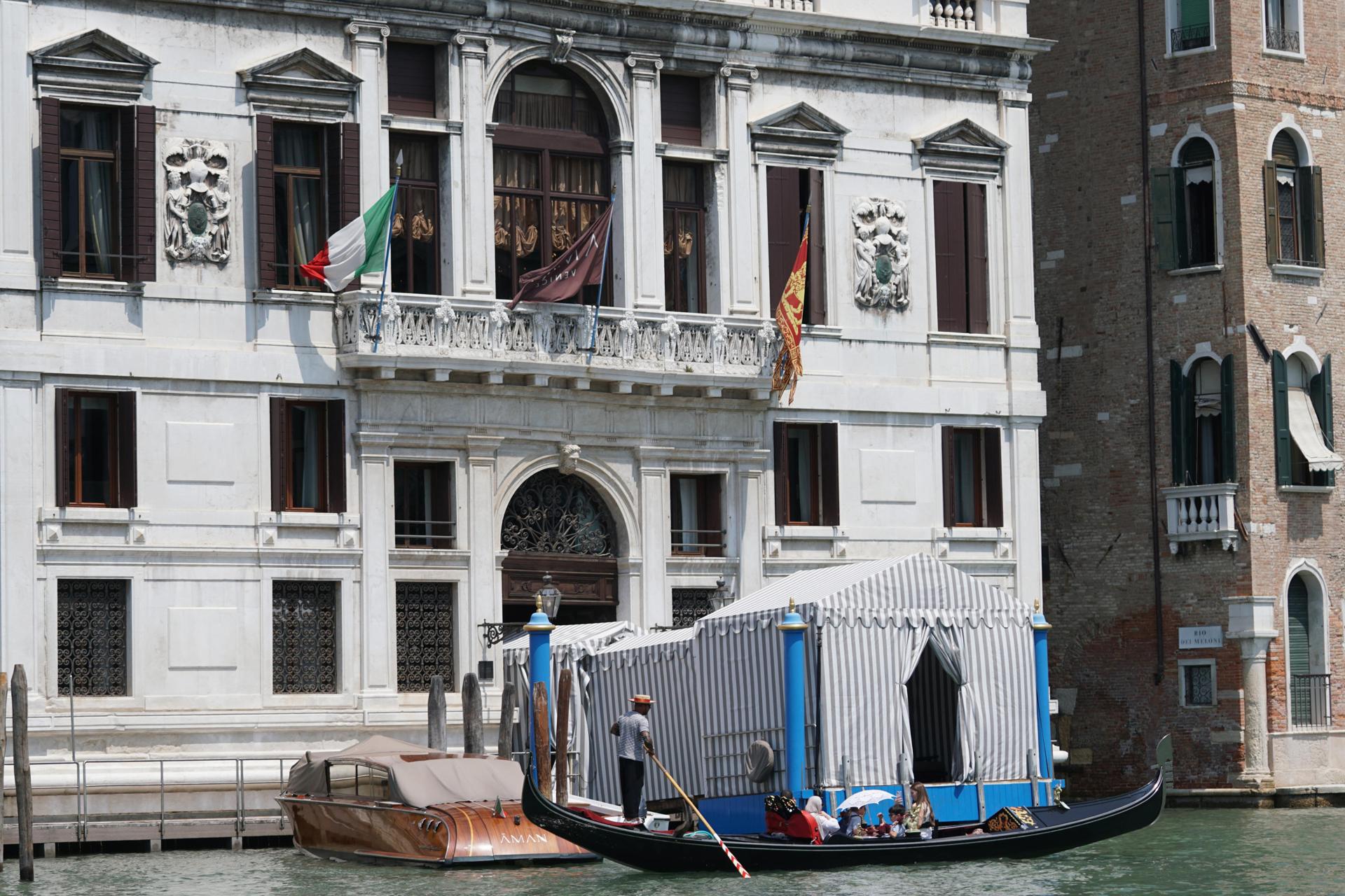 El lujoso hotel Aman de Venecia, donde se hospedan el fundador de Amazon, Jeff Bezos, y su prometida, Lauren Sánchez, cuya entrada desde el canal ha sido protegida con una carpa. EFE/EPA/ANDREA MEROLA