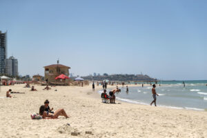 La arena blanca de la playa de Tel Aviv, usualmente un hervidero, alberga aún estos días bañistas que acuden allí en busca de un poco de "paz", pese al cierre de todas las playas del país. La calma se rompe cuando suenan las alarmas, que fuerzan a los israelíes a correr en bañador, sombrilla en mano, al refugio más cercano. EFE/ María Traspaderne