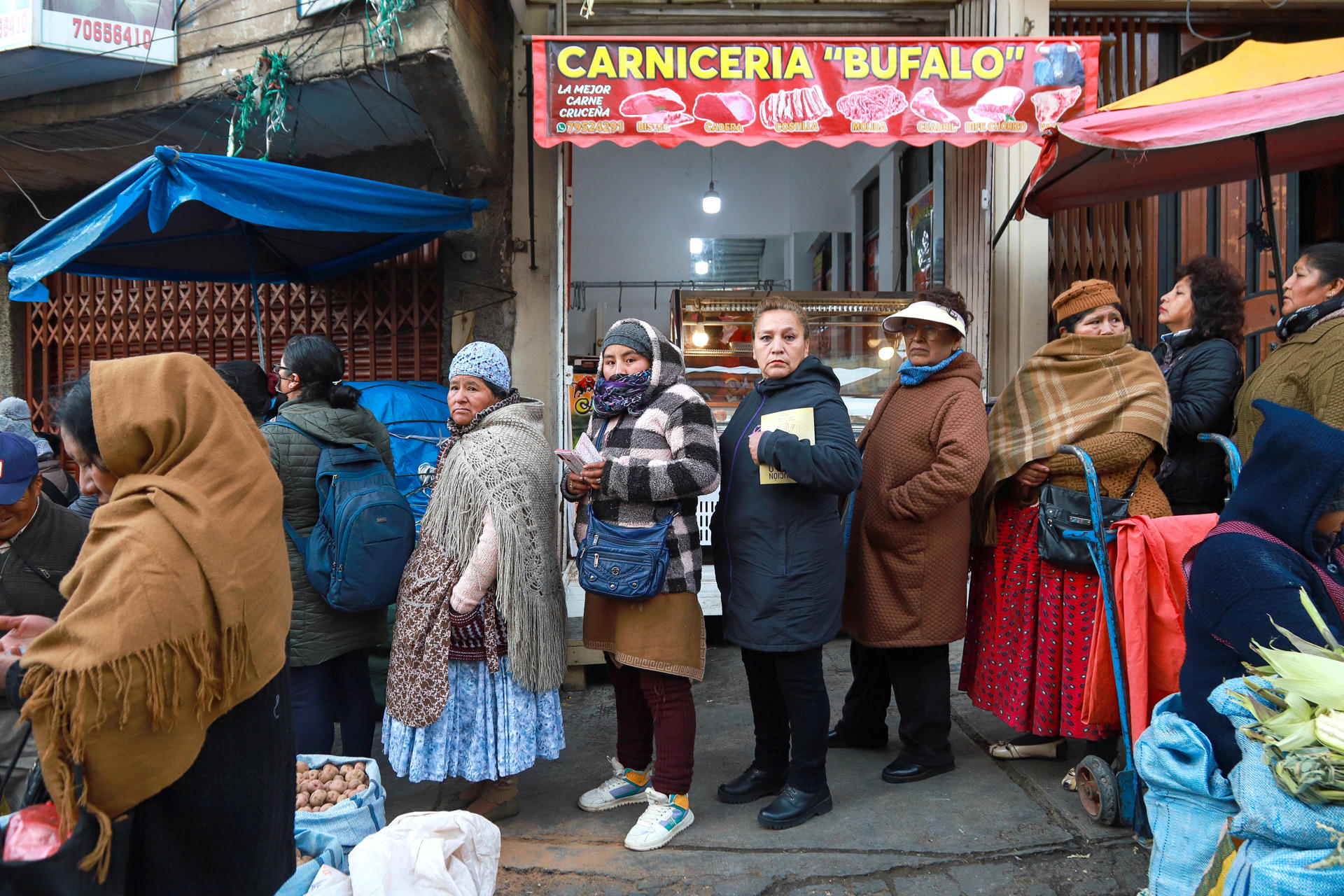 Personas hacen fila para comprar pollo en un punto de venta este miércoles, en La Paz (Bolivia). EFE/ Gabriel Márquez