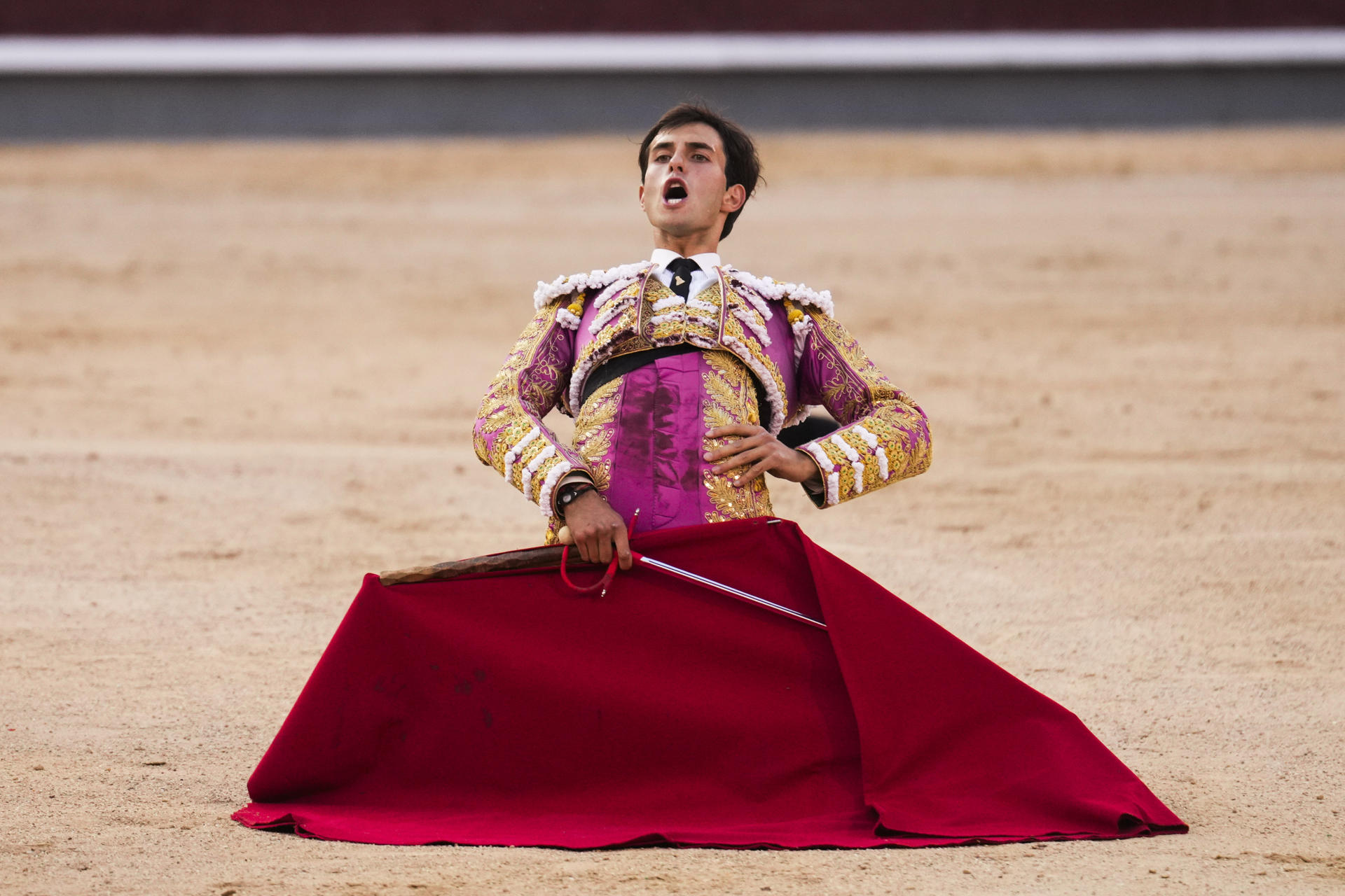 El diestro Samuel Navalón en la lidia de su segundo toro durante la corrida de la feria de San Isidro con toros de Conde de Mayalde para El Fandi, Ismael Martín (confirmación) y Samuel Navalón, este viernes en la plaza de toros de Las Ventas. EFE/ Borja Sanchez-Trillo