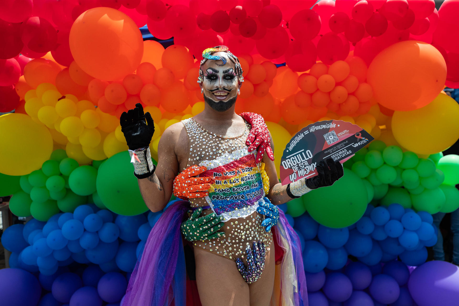 Una persona posa en una marcha por el Día Internacional del Orgullo LGTBI este sábado, en Caracas (Venezuela). EFE/ Ronald Peña R