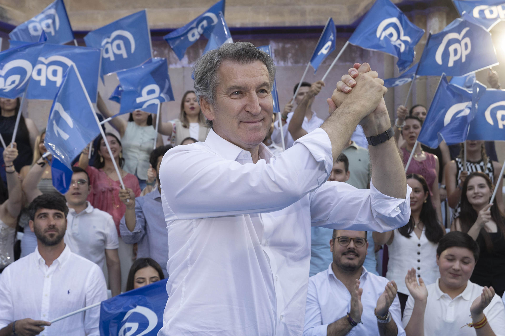 El presidente del Partido Popular, Alberto Núñez Feijóo, durante el acto del partido celebrado este miércoles en la plaza de Los Apóstoles de Murcia. EFE/Marcial Guillén