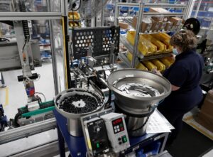 Una mujer trabaja en una factoría de automóviles. EFE/ Jesús Diges