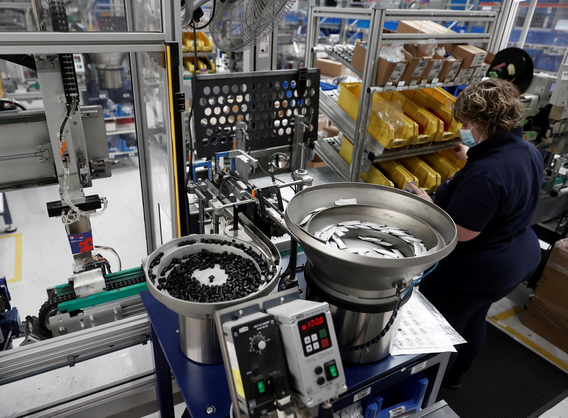 Una mujer trabaja en una factoría de automóviles. EFE/ Jesús Diges