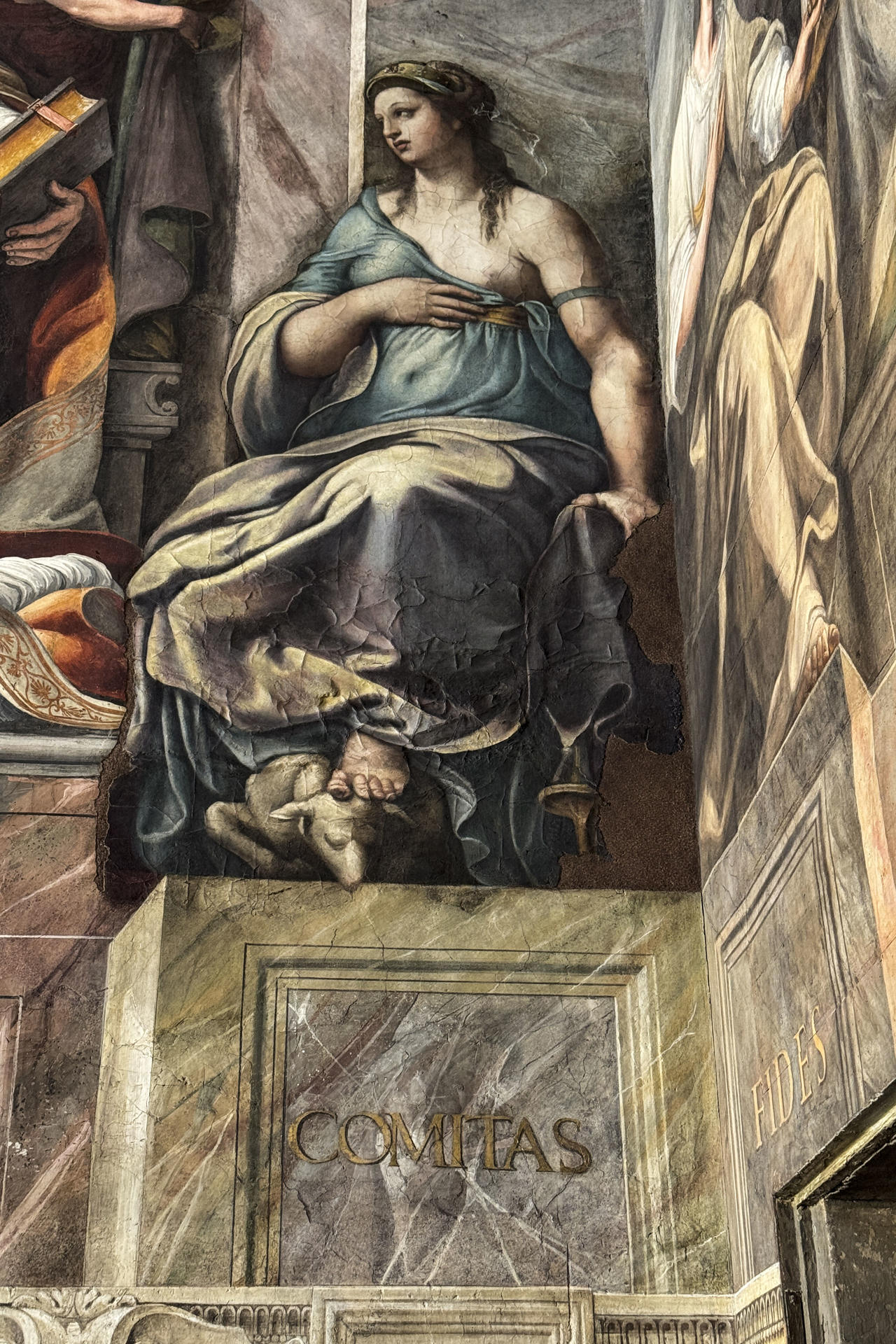 La Sala de Constantino, la mayor de las estancias que proyectó Rafael para el palacio pontificio, y ahora en el recorrido de los Museos Vaticanos, vuelve a lucir su esplendor tras una restauración que ha durado diez años y que desvela las dos pinturas que fueron su último legado, aunque la prematura muerte del artista a los 37 años impidió que él la contemplara acabada. EFE/ Daniel Cáceres