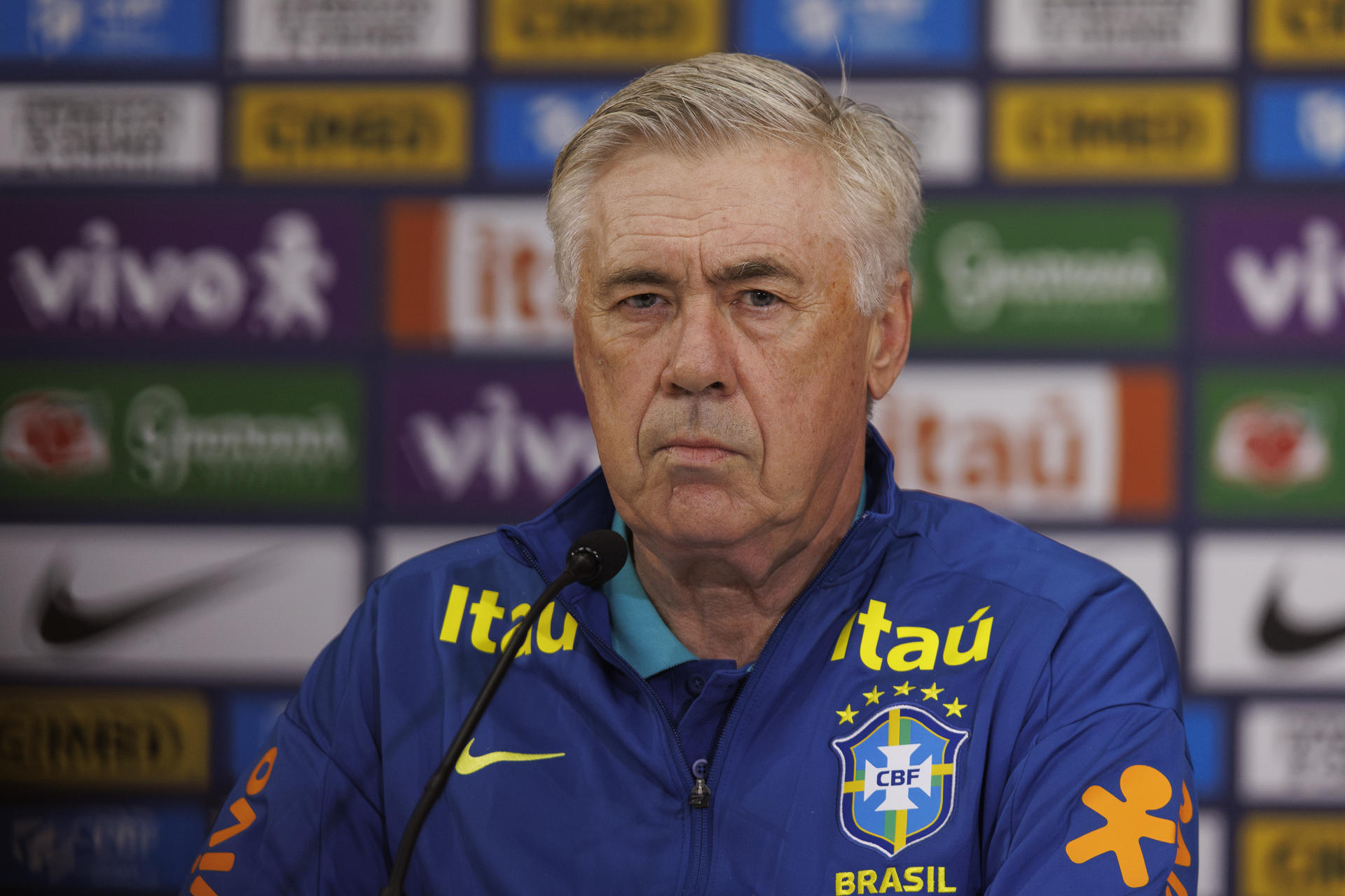El entrenador de la selección brasileña de fútbol, Carlo Ancelotti, habla durante una rueda de prensa en el Arena NeoQuímica, en São Paulo (Brasil). EFE/ Isaac Fontana