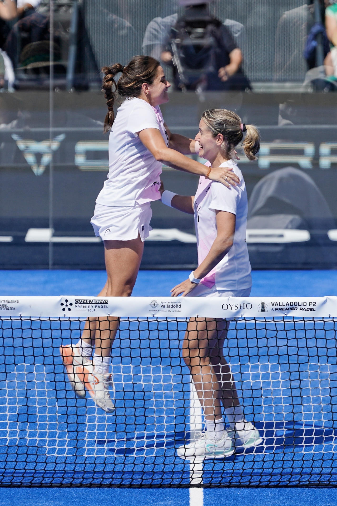 La pareja formada por Ari Sánchez (d) y Paula Josemaría (i) celebra su victoria en la final femenina del Oysho Valladolid Pádel Premier P2, en Valladolid. EFE/Nacho Gallego