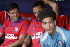 El defensa belga del Atlético de Madrid Axel Witsel (d) en el banquillo junto a César Azpilicueta (i) y Antoine Griezmann. Los dos primeros no continuarán en el club rojiblanco. EFE/ Mariscal