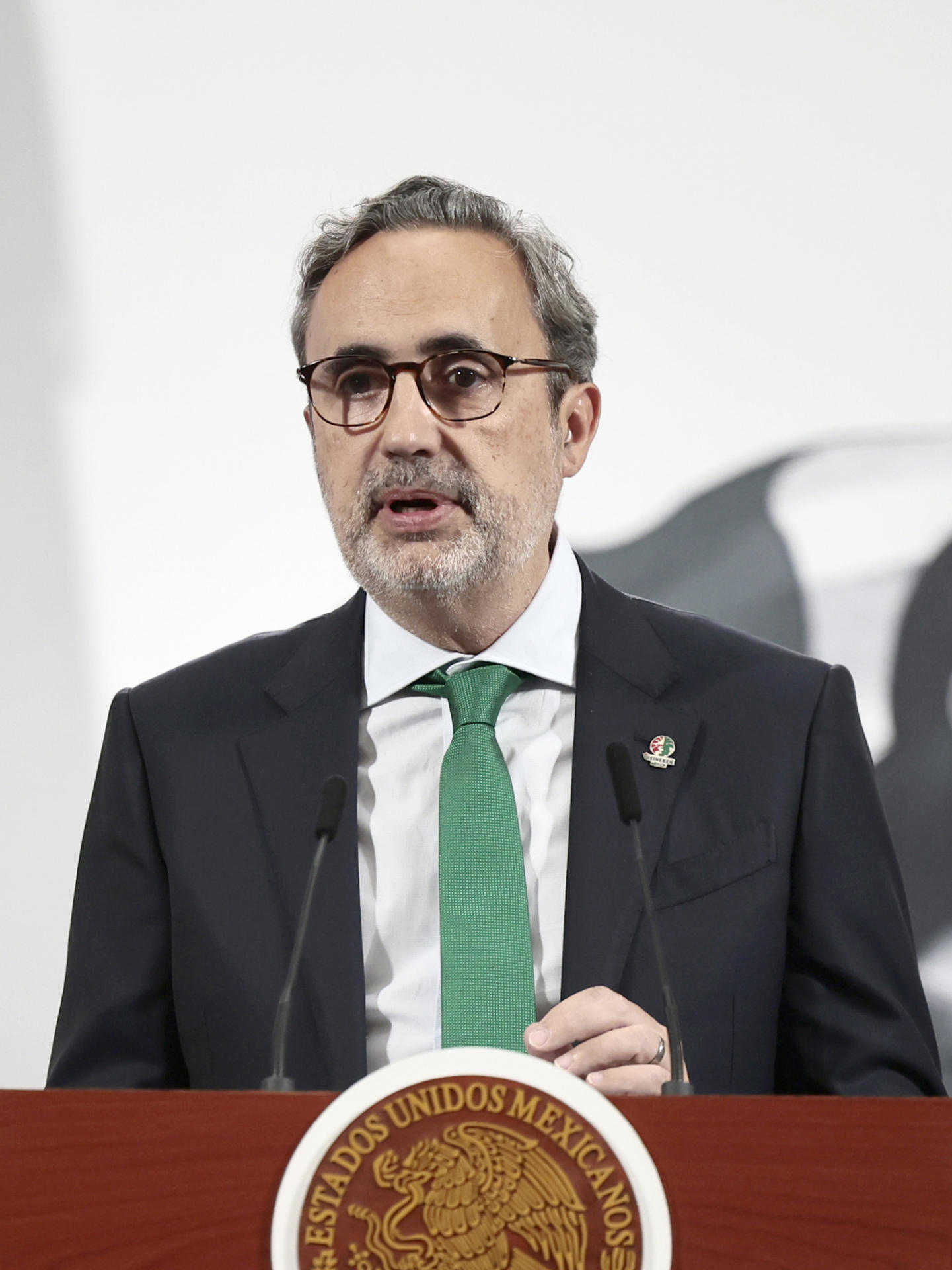 El director general de Heineken México, Oriol Bonaclocha, participa durante una conferencia de prensa este miércoles, en Palacio Nacional de la Ciudad de México (México). EFE/ José Méndez