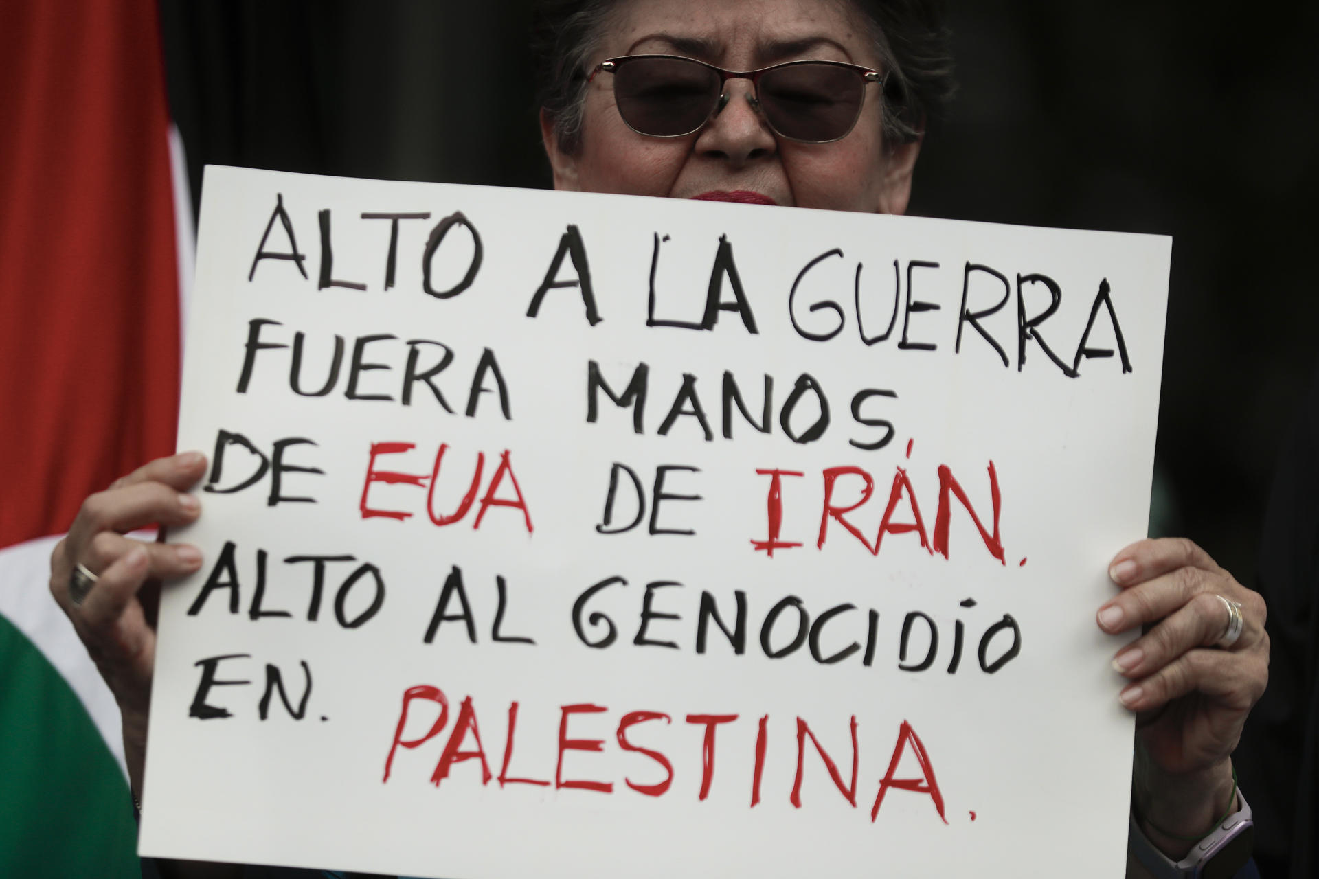 Una persona sostiene un cartel durante una manifestación a favor de Palestina e Irán este domingo, en Ciudad de México (México). EFE/ Isaac Esquivel