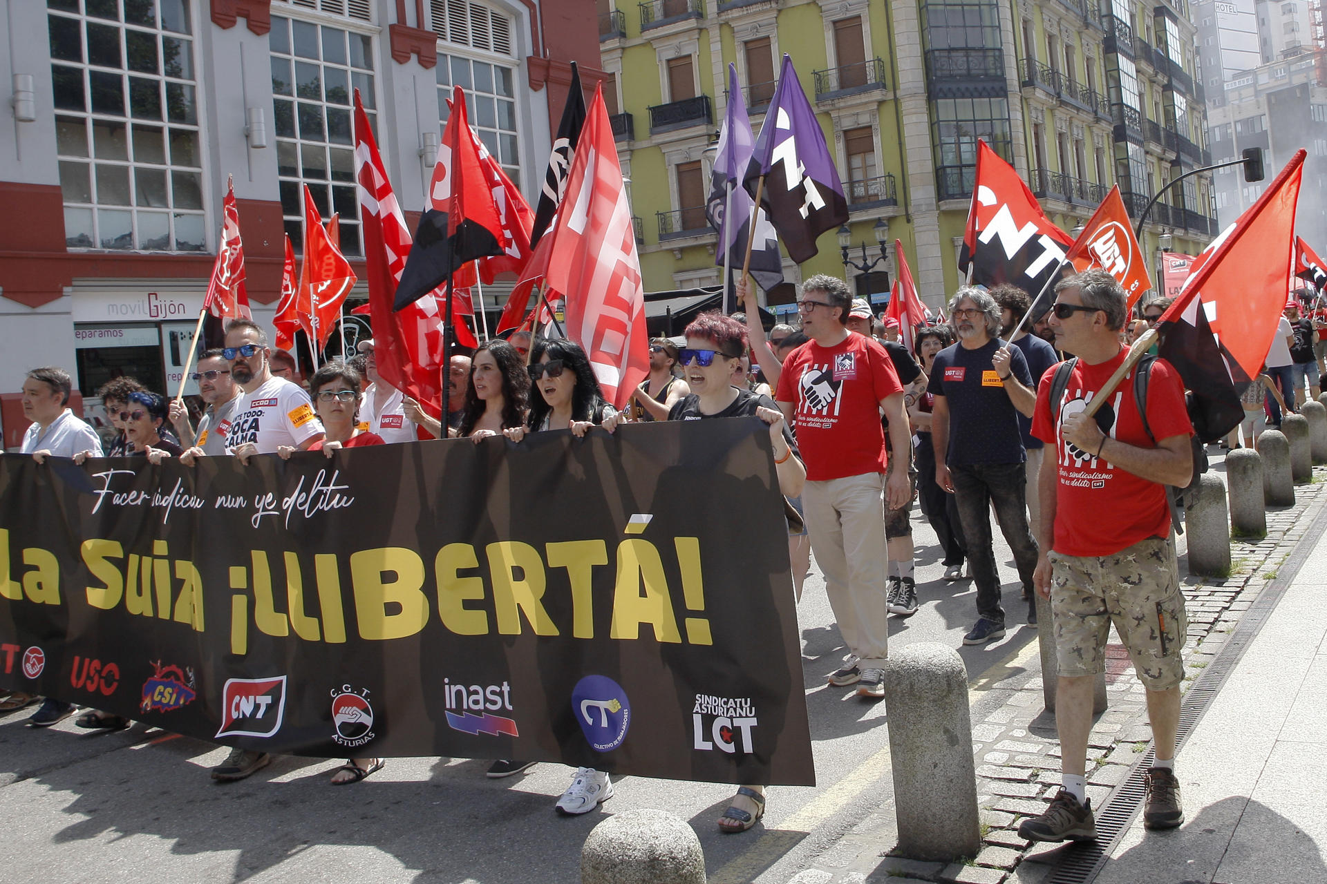 Una multitudinaria manifestación ha recorrido este domingo las calles de Gijón en apoyo a las seis personas conocidas como 'las seis de La Suiza', que fueron condenadas a tres años y medio de prisión por coacciones al propietario de una pastelería de la ciudad, para reclamar que no se les aplique la pena privativa de libertad. EFE/Juan González.