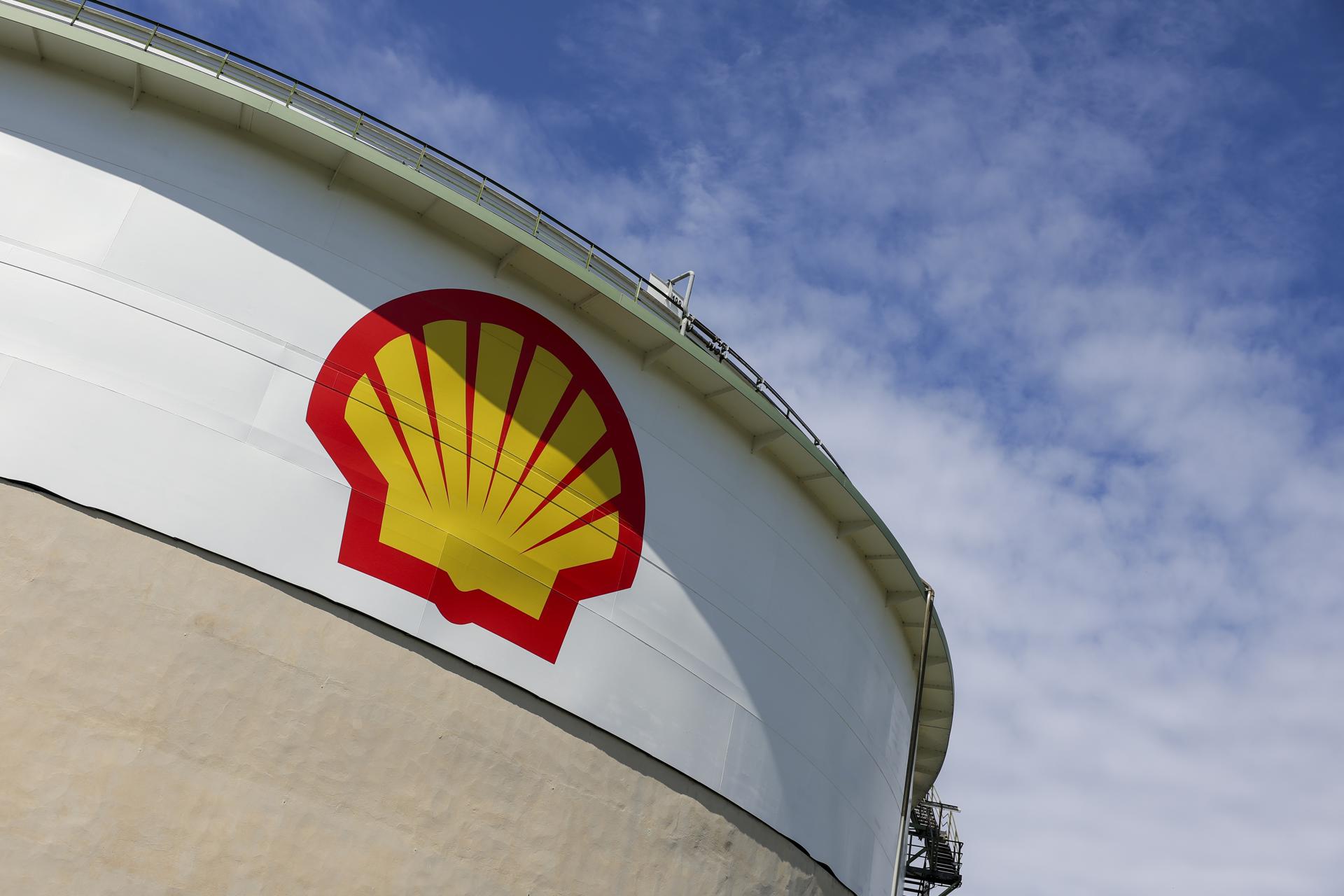 Foto que muestra tanques de petróleo y gasolina en el Parque de Energía y Químicos de Shell, este miércoles, en Rheinland, Colonia, Alemania. EFE/EPA/Christopher Neundorf