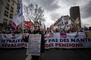 Imagen de archivo de una multitudinaria manifestación de pensionistas franceses para denunciar la pérdida de poder adquisitivo del colectivo tras la subida de impuestos. EFE/Ian Langsdon[]