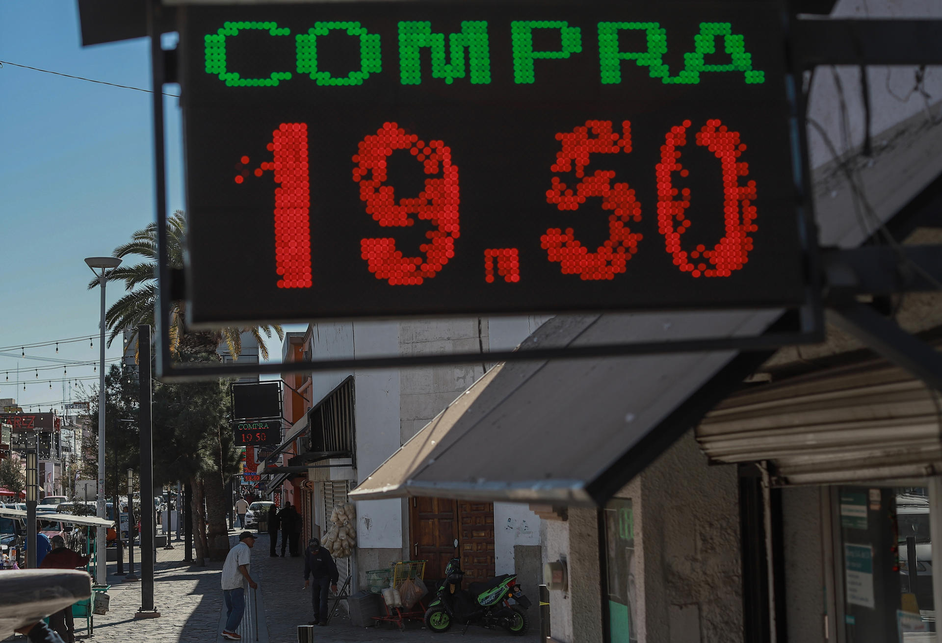 Fotografía de un anuncio de compra-venta de divisas en una casa de cambio este viernes, en Ciudad Juárez, Chihuahua (México). EFE/ Luis Torres