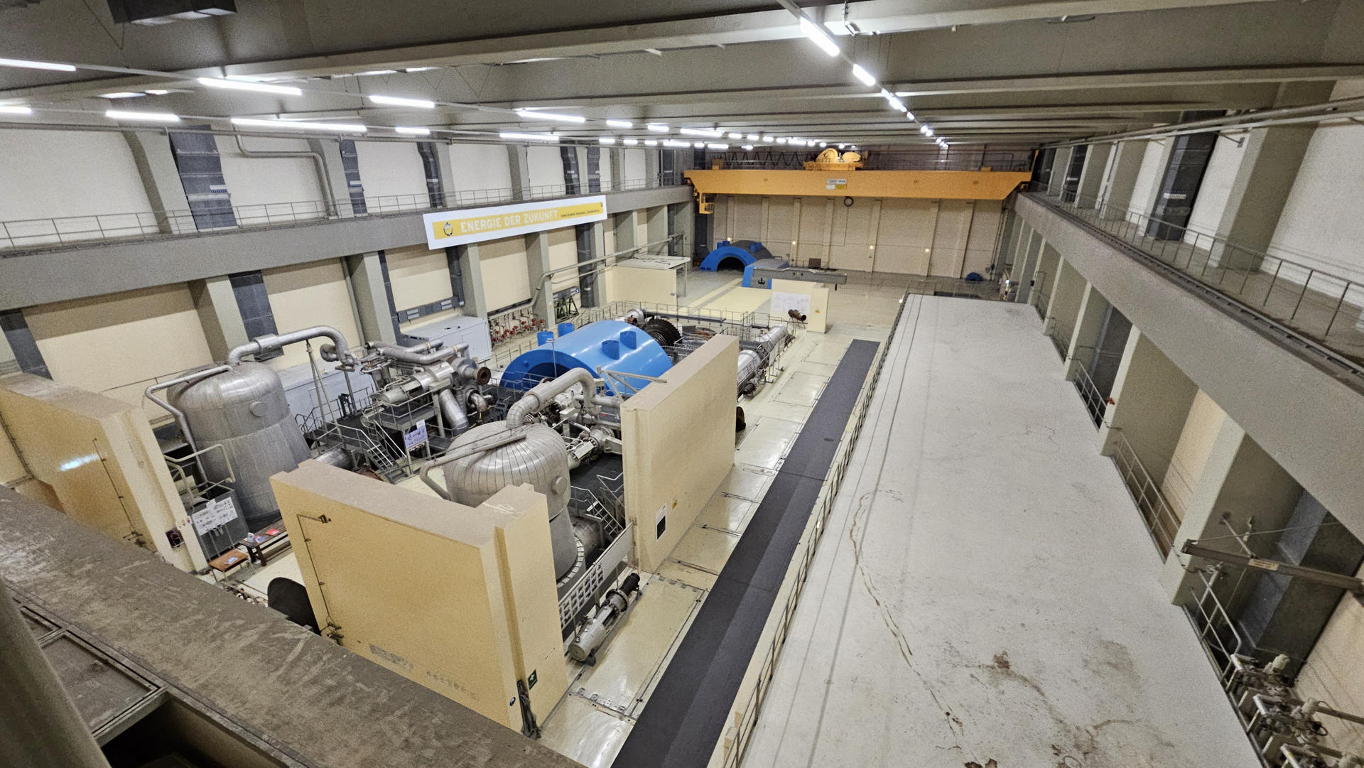 Interior de la central nuclear fuera de funcionamiento en Zwentendorf en Austria. De aquí al año 2050 se cerrarán más de 200 reactores nucleares en el mundo, por el término de su vida útil o por decisión política, y entre ellos figuran los siete españoles, según un calendario que prevé su clausura entre 2027 y 2035. Desmantelar rápido, gestionar los residuos, evitar el cruce de materiales y preservar los conocimientos de las personas formadas en las centrales son los grandes desafíos en el cierre de las centrales nuclares.-EFE/Natalia Arriaga