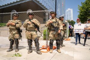 Miembros de la Guardia Nacional durante la protesta del pasado domingo 'No Kings' en Los Ángeles (EE.UU.). EFE/EPA/KYLE GRILLOT