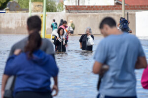 Fotografía de archivo que muestra a personas caminando en una inundación en Bahía Blanca (Argentina). EFE/ Pablo Presti