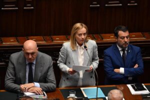 La primera ministra italiana, Giorgia Meloni (C), flanqueada por el ministro de Defensa, Guido Crosetto (I), y el viceprimer ministro y ministro de Transportes, Matteo Salvini (D), se dirige a la Cámara de Diputados, la cámara baja del parlamento italiano, en Roma, Italia, el 23 de junio de 2025, antes del Consejo Europeo en Bruselas, Bélgica, el 26 y 27 de junio. (Bélgica, Italia, Bruselas, Roma) EFE/EPA/MAURIZIO BRAMBATTI