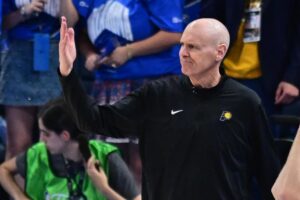 Rick Carlisle, técnico de Indiana Pacers, felicitó este domingo a Oklahoma City Thunder por la conquista del anillo de la NBA y lamentó a la vez la lesión de su estrella, Tyrese Haliburton.EFE/EPA/MANUELA SOLDI