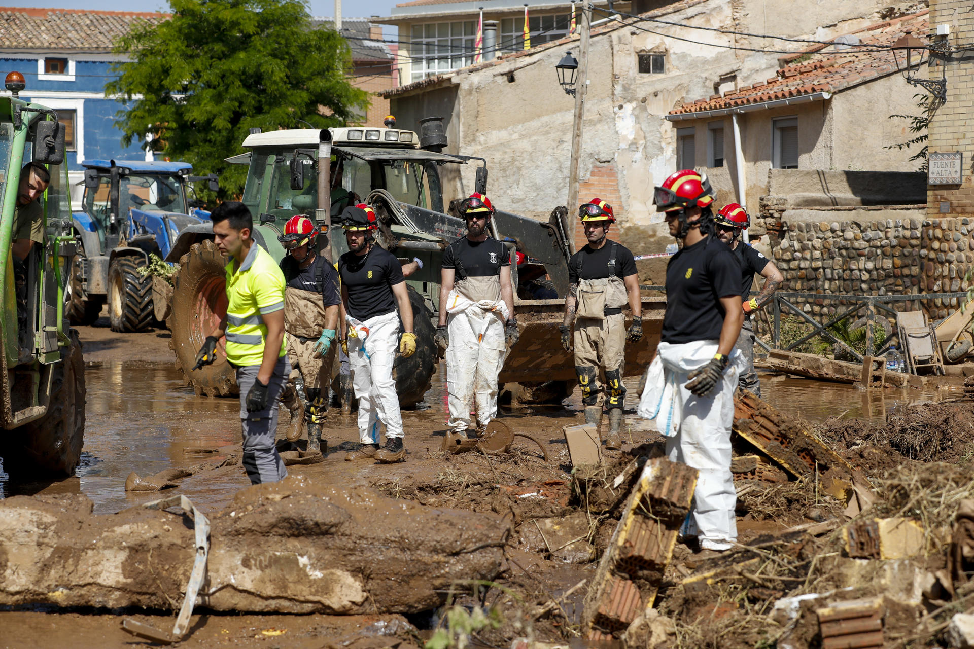 Labores de limpieza en la localidad zaragozana de Azuara, una de las más golpeadas por las inundaciones que han provocado las lluvias. Una treintena de vehículos y 95 agentes de la Unidad Militar de Emergencias (UME) se han trasladado a los más de diez municipios afectados por los destrozos que causaron las tormentas del pasado viernes en Aragón, con el objetivo de evaluar la situación en la que se encuentran y comenzar las tareas de limpieza. EFE/ Javier Belver