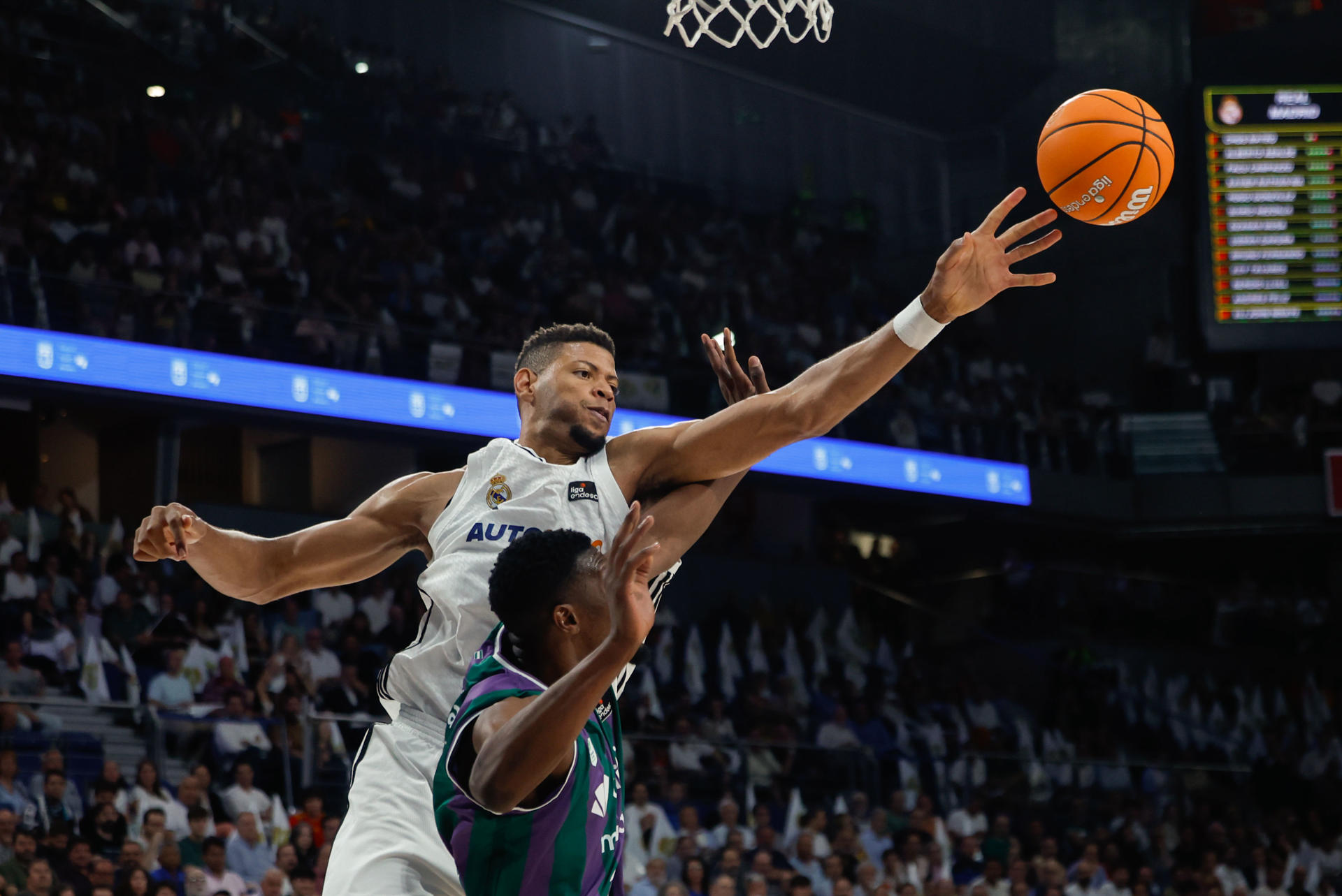 El pivot caboverdiano del Real Madrid, Edy Tavares (i), pelea un rebote ante el pivot de Unicaja, Yankuba Sima, durante el primer partido de la semifinal de la Liga Endesa que disputaron en el Movistar Arena de Madrid. EFE / Juanjo Martín.