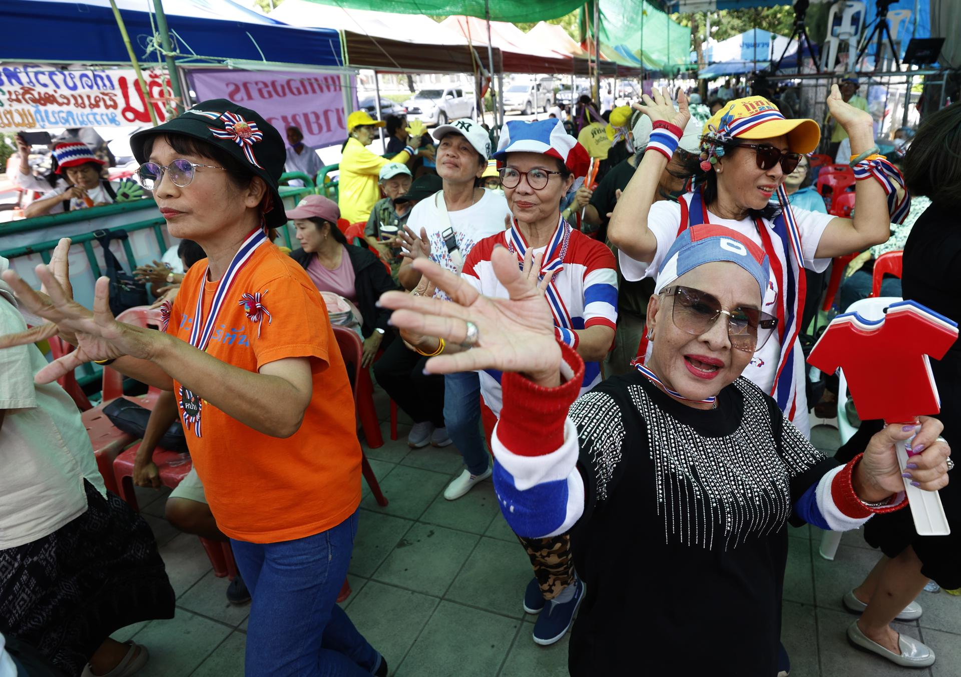 Un grupo de manifestantes que piden la dimisión de la primera ministra de Tailandia, Paetongtarn Shinawatra, después de que la mandataria criticara a un comandante en un audo filtrado.
EFE/EPA/NARONG SANGNAK