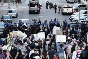 La gente participa en una protesta "No a los reyes", contra el presidente de EE.UU. Donald Trump y las políticas de su Administración, en Austin, Texas, EE.UU., 14 de junio de 2025. EFE/DUSTIN SAFRANEK