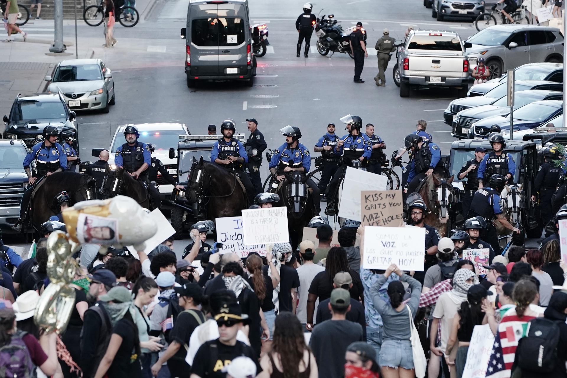 La gente participa en una protesta "No a los reyes", contra el presidente de EE.UU. Donald Trump y las políticas de su Administración, en Austin, Texas, EE.UU., 14 de junio de 2025. EFE/DUSTIN SAFRANEK
