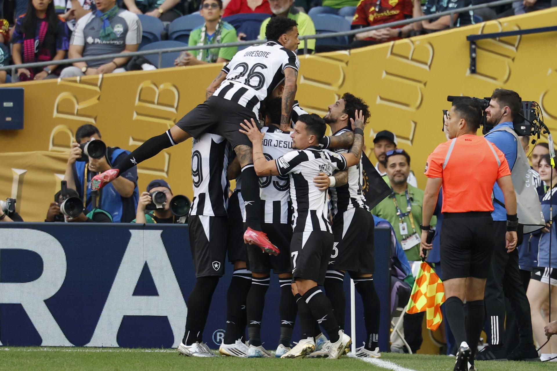 Fotografía de archivo en la que se observa a jugadores del Botafogo al celebrar un gol durante el partido contra el SDeattle Sounders del 16 de junio por el Mundial de Clubes. EFE/JOHN G. MABANGLO