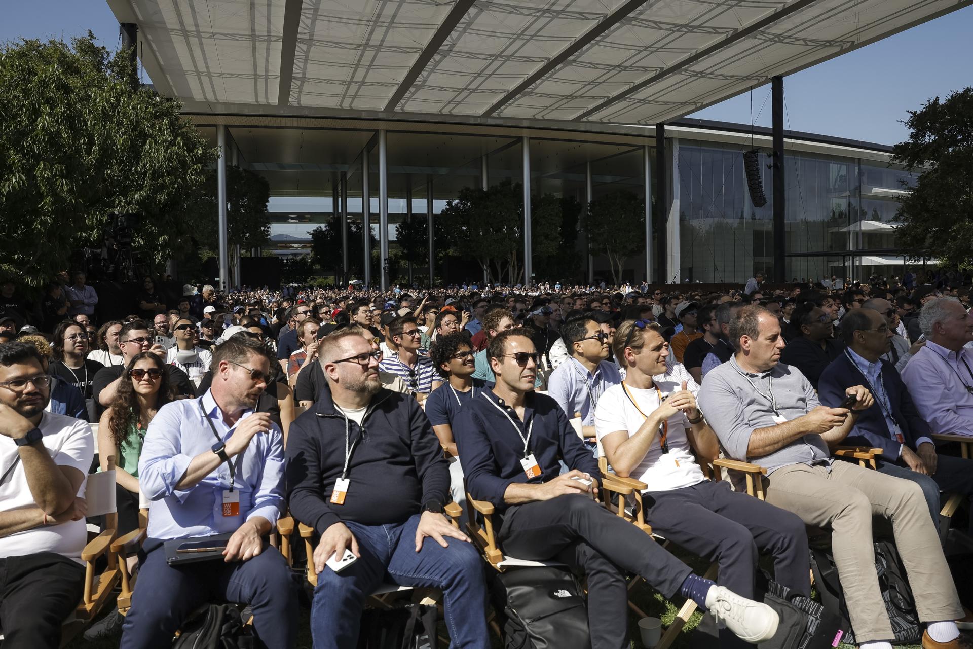 Personas asisten al evento de Apple en Cupertino (EE.UU). EFE/EPA/JOHN G. MABANGLO