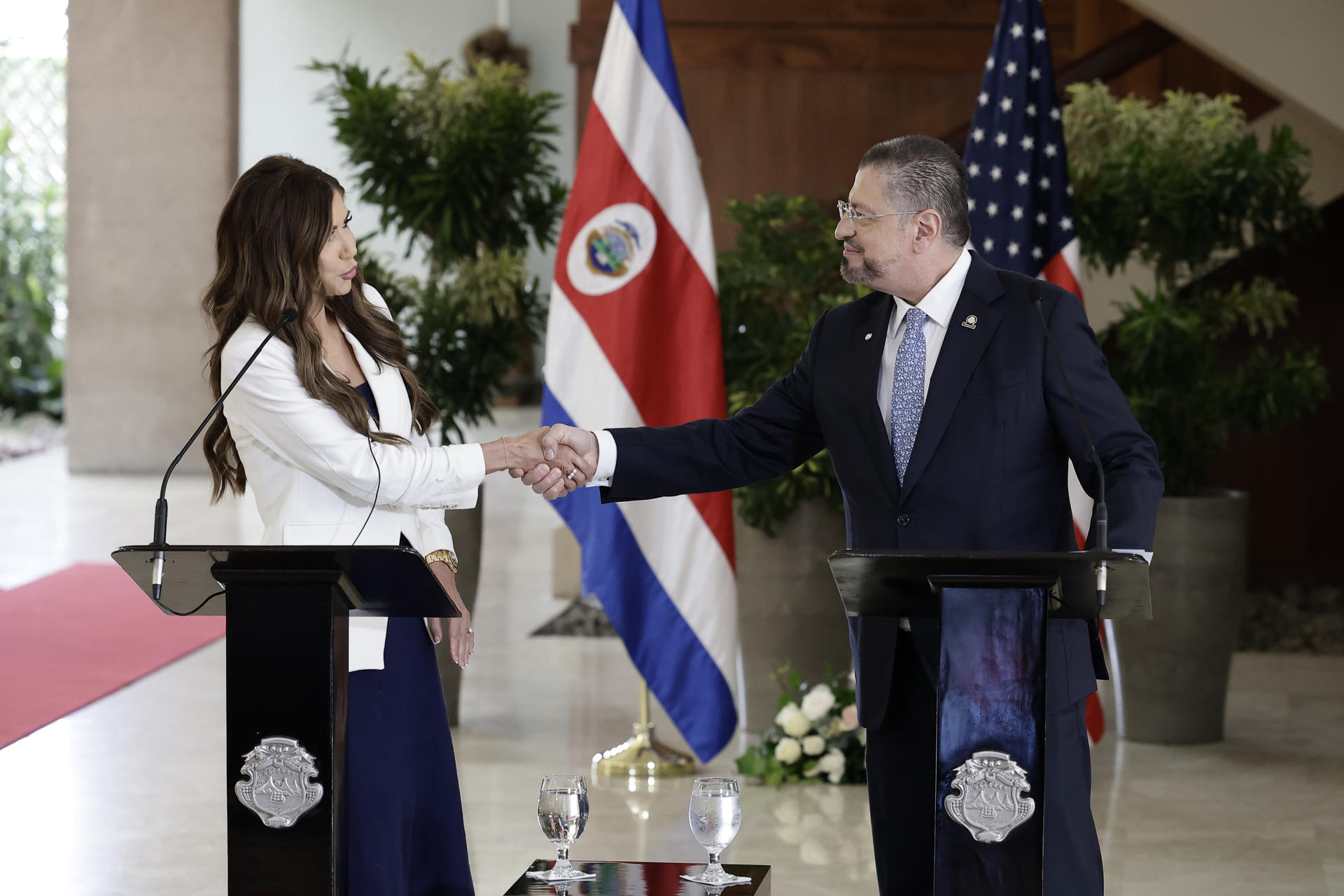 La secretaria de Seguridad Nacional de los Estados Unidos, Kristi Noem (i), al saludar al presidente costarricense, Rodrigo Chaves, durante una visita oficial de la funcionaria estadounidense al país centroamericano, en San José (Costa Rica). EFE/Jeffrey Arguedas