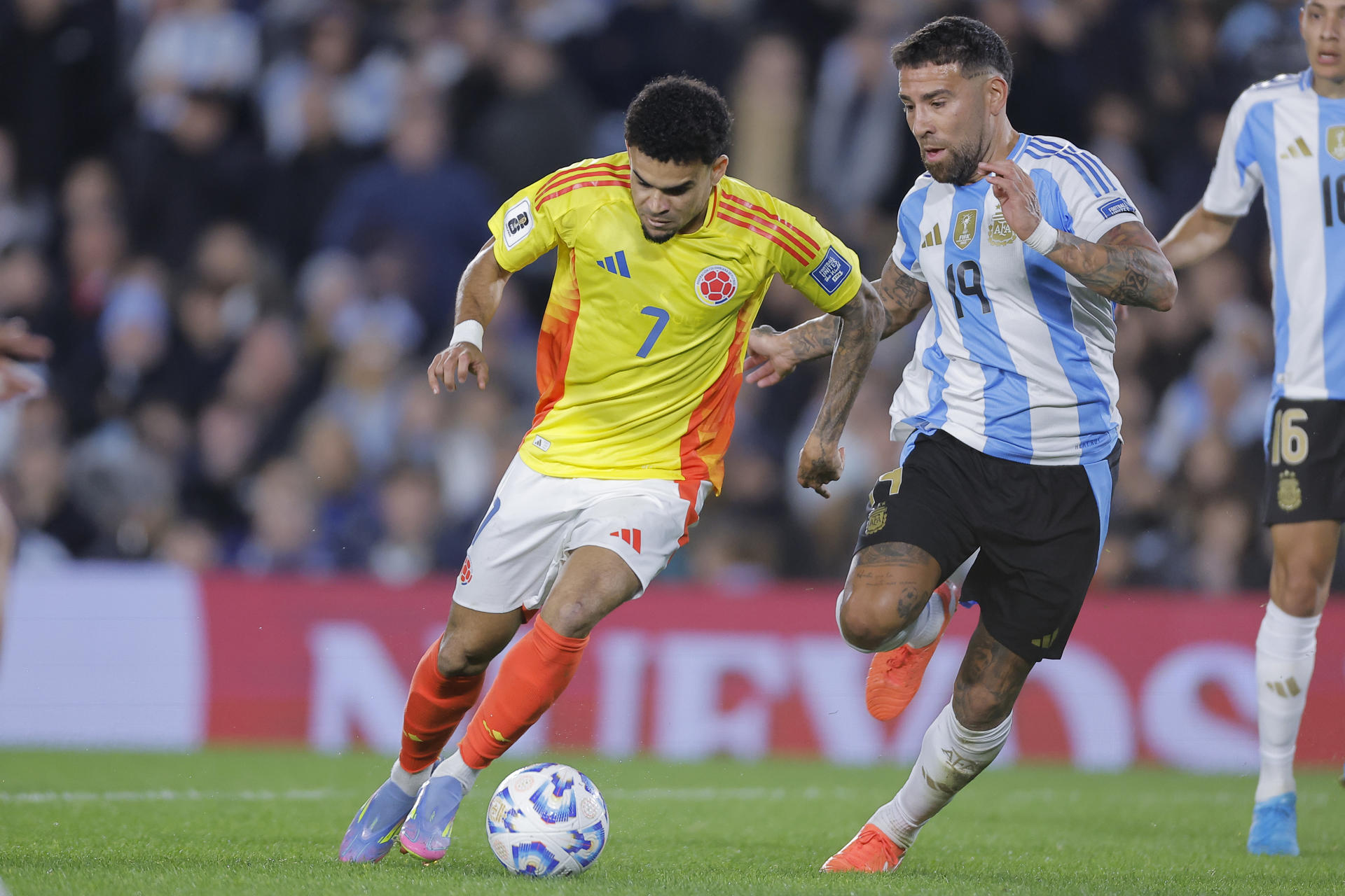 Luis Díaz anotó un golazo para Colombia y fue un dolor de cabeza para la defensa argentina. En la foto, avanza ante la marca de Nicolás Otamendi. EFE/ Juan Ignacio Roncoroni
