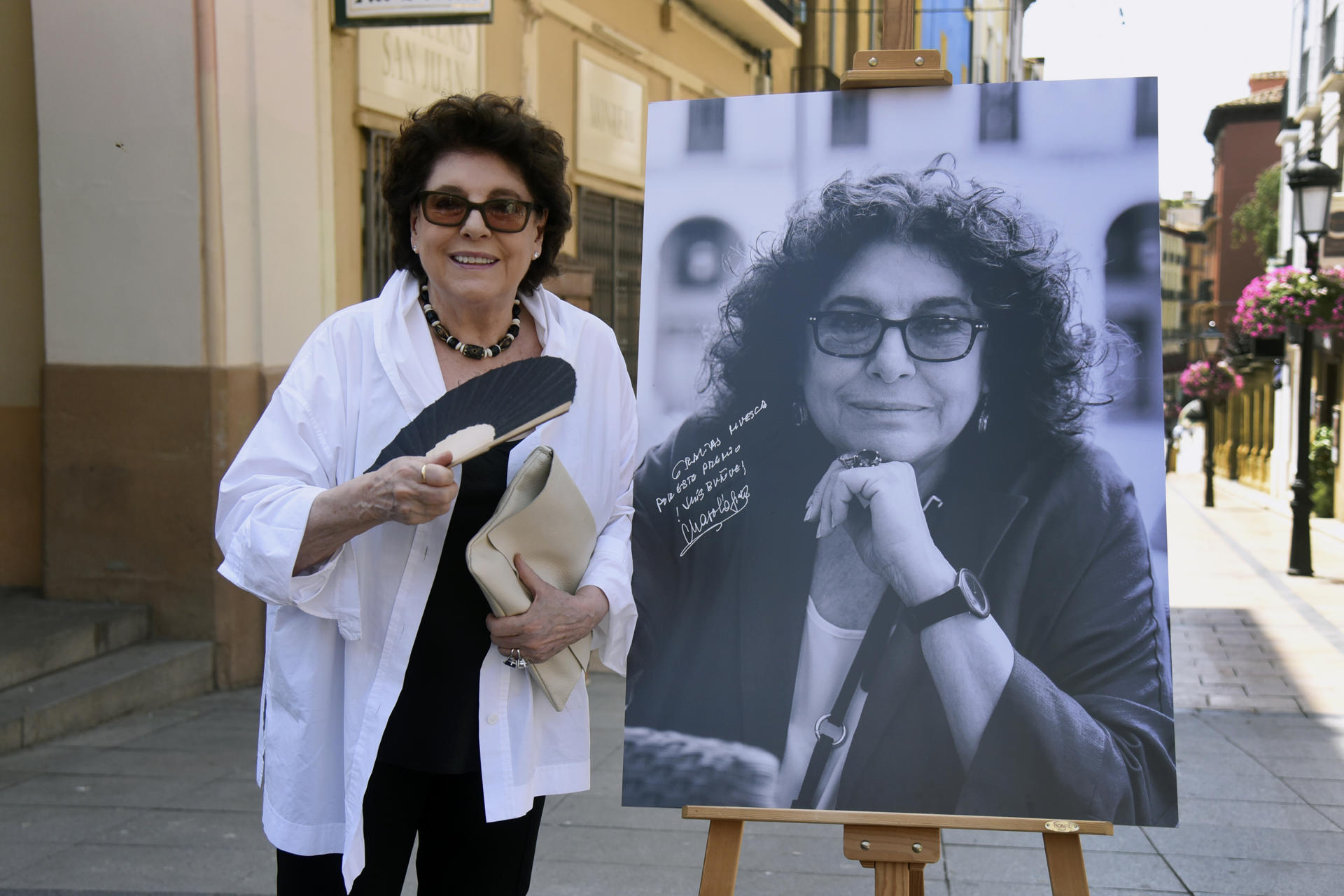 La actriz Charo López durante una charla-vermú abierta al público este martes en la Plaza López Allué de Huesca, antes de recoger el Premio Luis Buñuel que le ha otorgado el 53 Festival de Cine de Huesca. EFE/ Javier Blasco