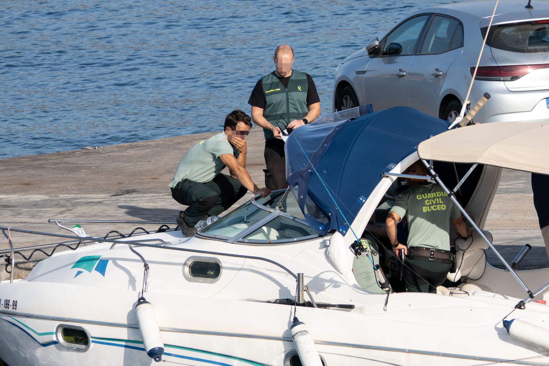Vista del dispositivo de GEAS y Salvamento Marítimo el pasado martes en el Puerto de Sant Elm después de que un hombre y una mujer desaparecieran en el mar tras el hallazgo del barco en el que navegaban, vacío y a la deriva, cerca del islote de Sa Dragonera, al oeste de Mallorca. El cadáver del hombre fue localizado este miércoles. EFE/ Cati Cladera