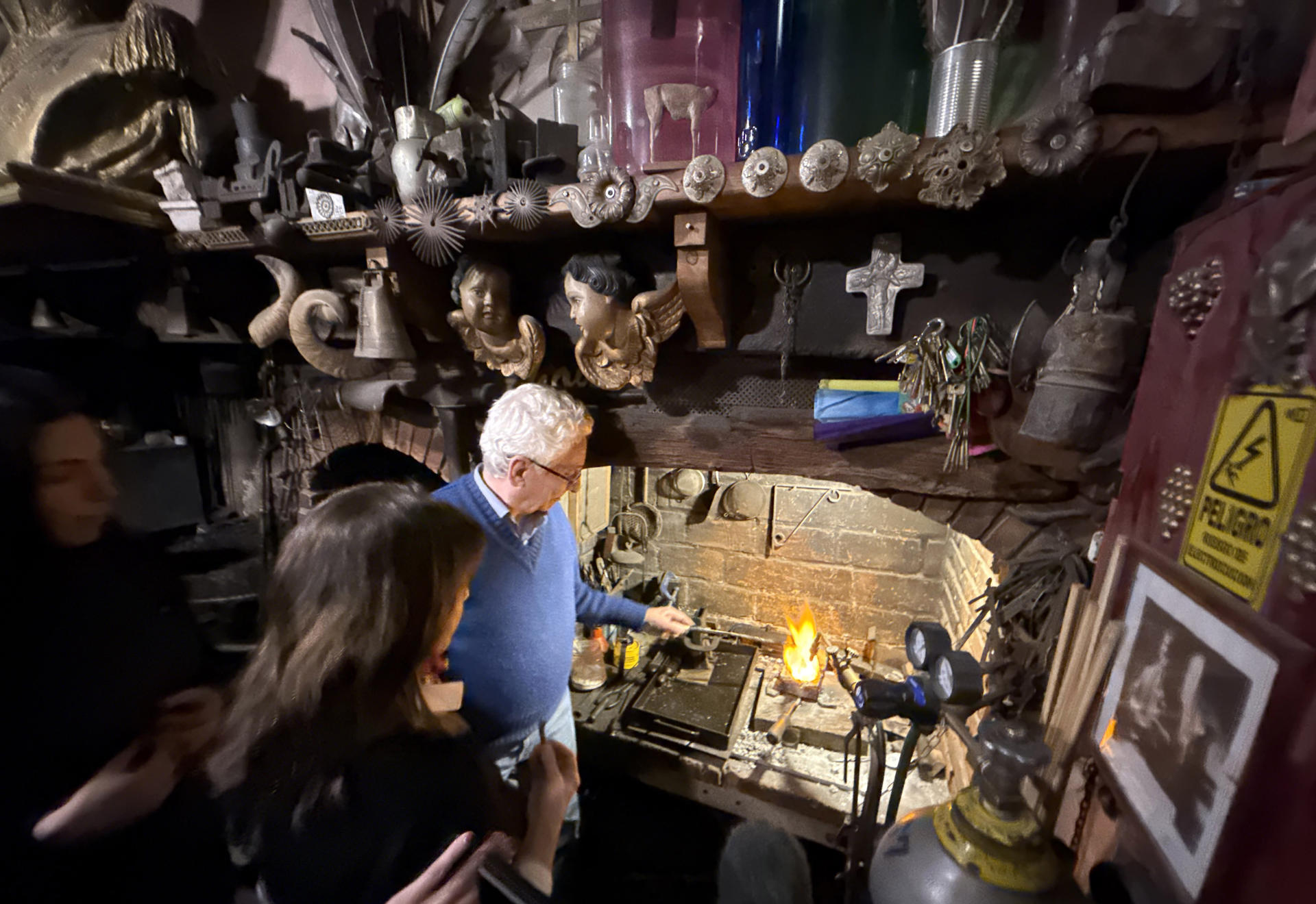 Fotografía del 30 de mayo de 2025 del orfebre Juan Carlos Pallarols enseñando a mujeres en su taller en el barrio San Telmo, en Buenos Aires (Argentina). EFE/ Enrique Garcia Medina
