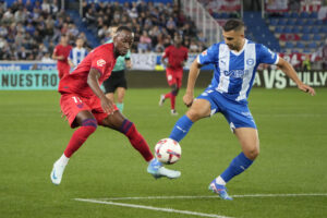 El defensa serbio del Alavés Aleksandar Sedlar (d) disputa un balón ante el delantero belga Dodi Lukebakio del Sevilla, en el estadio de Mendizorrotza de Vitoria-Gasteiz en foto de archivo de Adrián Ruiz Hierro. EFE