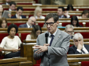 El presidente de la Generalitat de Cataluña, Salvador Illa, en una imagen de archivo durante la sesión de control en el pleno del Parlament. EFE/ Andreu Dalmau