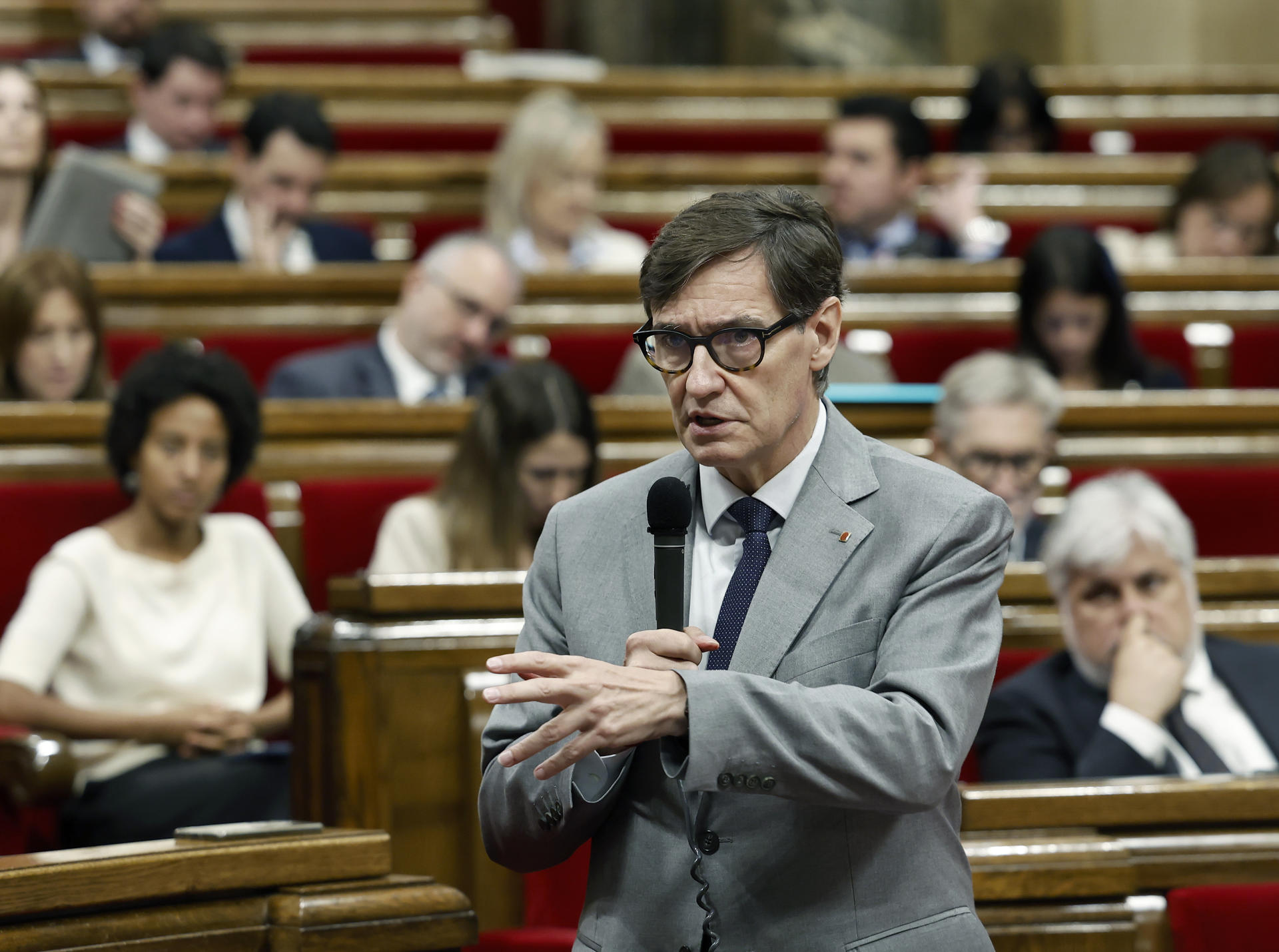 El presidente de la Generalitat de Cataluña, Salvador Illa, en una imagen de archivo durante la sesión de control en el pleno del Parlament. EFE/ Andreu Dalmau