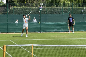 El español Carlos Alcaraz se entrenó este miércoles por primera vez en Wimbledon este año durante casi dos horas junto al húngaro Fabian Marozsan.EFE/Manuel Sánchez