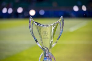 El trofeo de la Women's Champions League en foto de archivo de JOSE SENA GOULAO. EFE/EPA