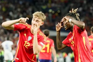 Los jugadores españles Nico Williams (d) y Dean Huijsen celebran un gol durante la segunda semifinal de la UEFA Nations League en Stuttgart, Alemania. EFE/EPA/RONALD WITTEK