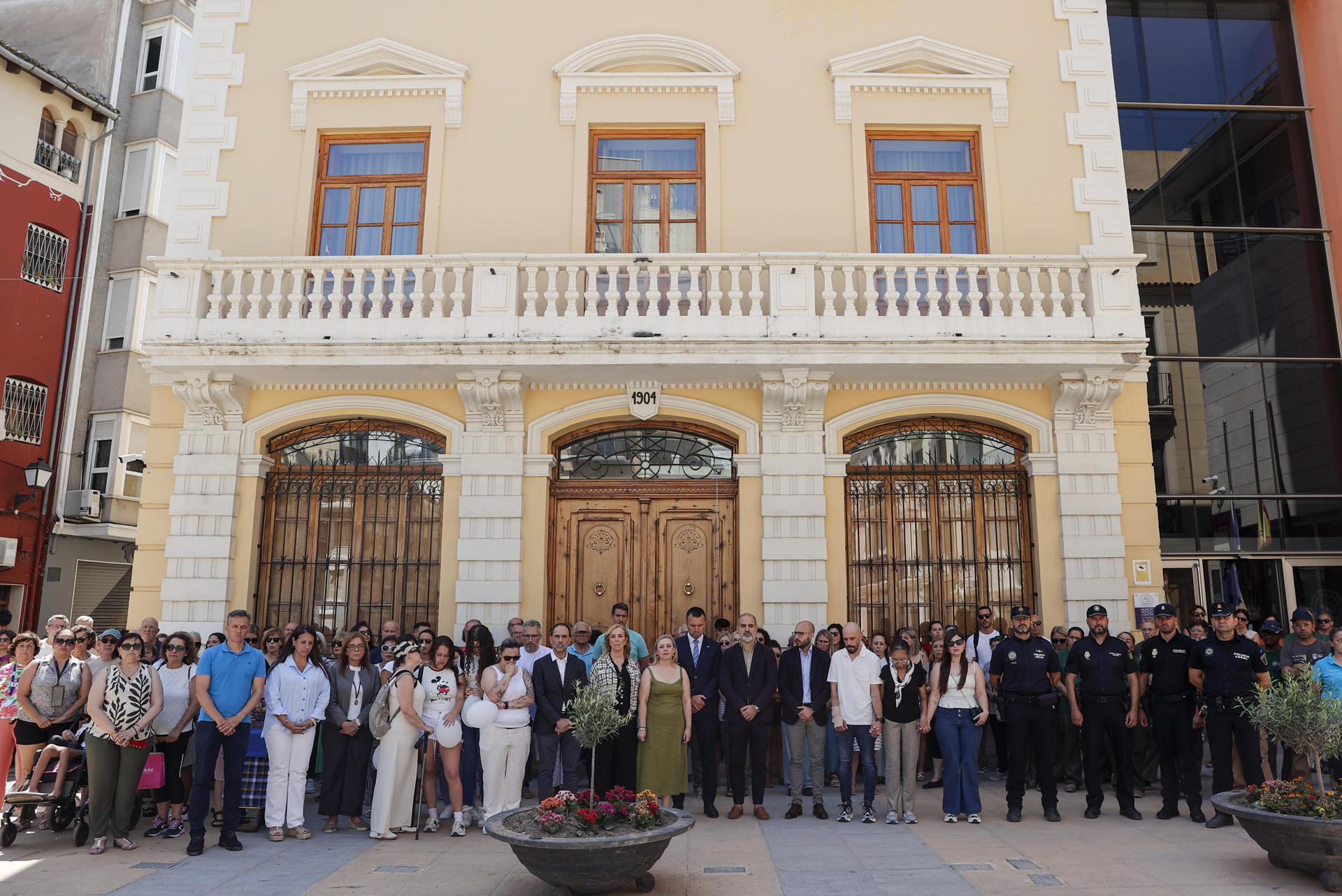 Vista general del minuto de silencio convocado por el ayuntamiento de Algemesí (Valencia) para mostrar su repulsa por el asesinato de una mujer de 41 años y su hijo de dos años a manos de su pareja y padre del menor. EFE/Manuel Bruque