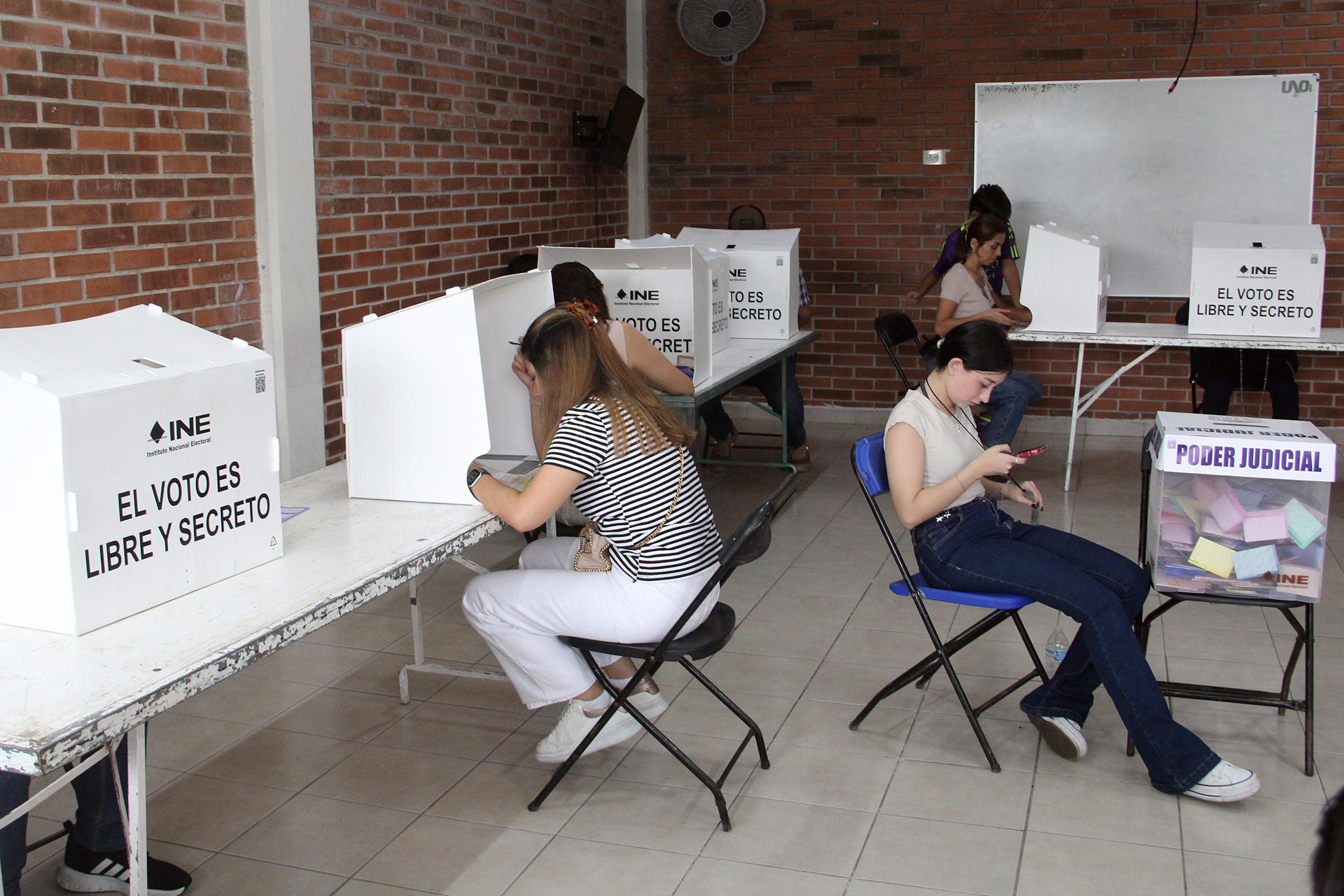 Personas votan en las elecciones judiciales y locales en Veracruz (México). EFE/ Miguel Victoria