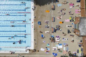 Imagen de ayer tomada por un dron de una piscina en Londres, Reino Unido. EFE/EPA/TOLGA AKMEN