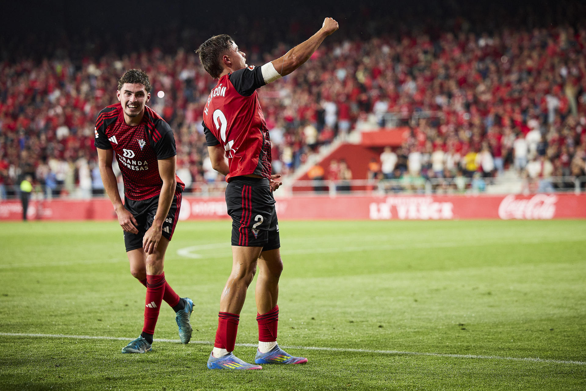 El defensa del Mirandés Hugo Rincón (d) celebra uno de los goles durante el partido de vuelta de la fase de ascenso a Primera División que CD Mirandés y Racing de Santander disputan este jueves en Miranda de Ebro. EFE/David Pérez-Cejuela