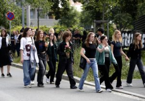 Estudiantes se dirigen a rendir homenaje a las víctimas del tiroteo en la escuela de Graz, Austria, 11 de junio de 2025. EFE/EPA/ANTONIO BAT