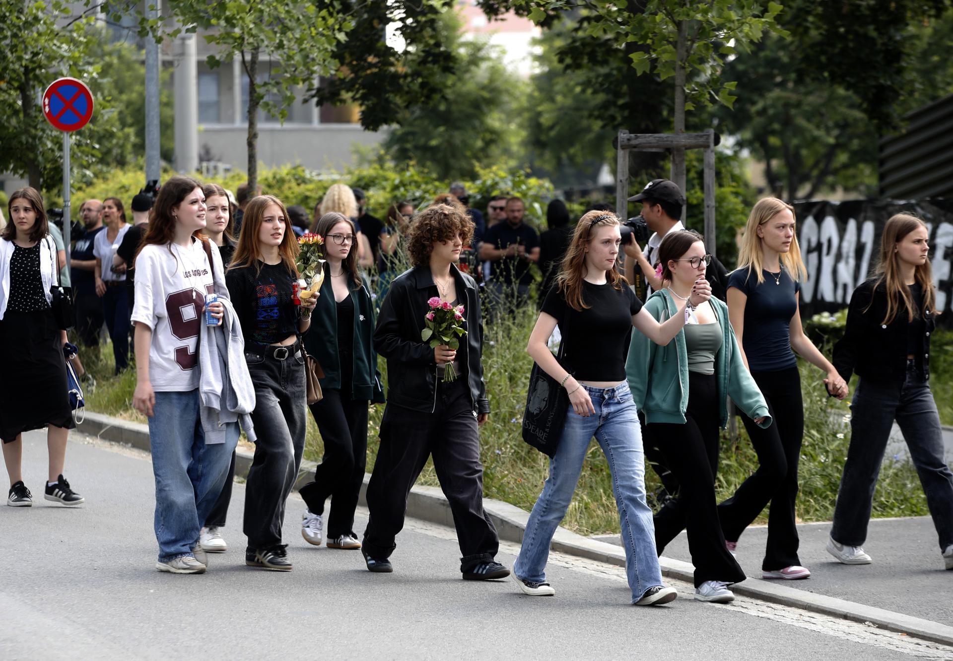 Estudiantes se dirigen a rendir homenaje a las víctimas del tiroteo en la escuela de Graz, Austria, 11 de junio de 2025. EFE/EPA/ANTONIO BAT