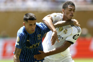 João Cancelo, de Al Hilal, forcejea con Jude Bellingham, del Real Madrid en partido del Mundial de Clubes en el estadio Hard Rock de Miami. EFE/Andre Coelho
