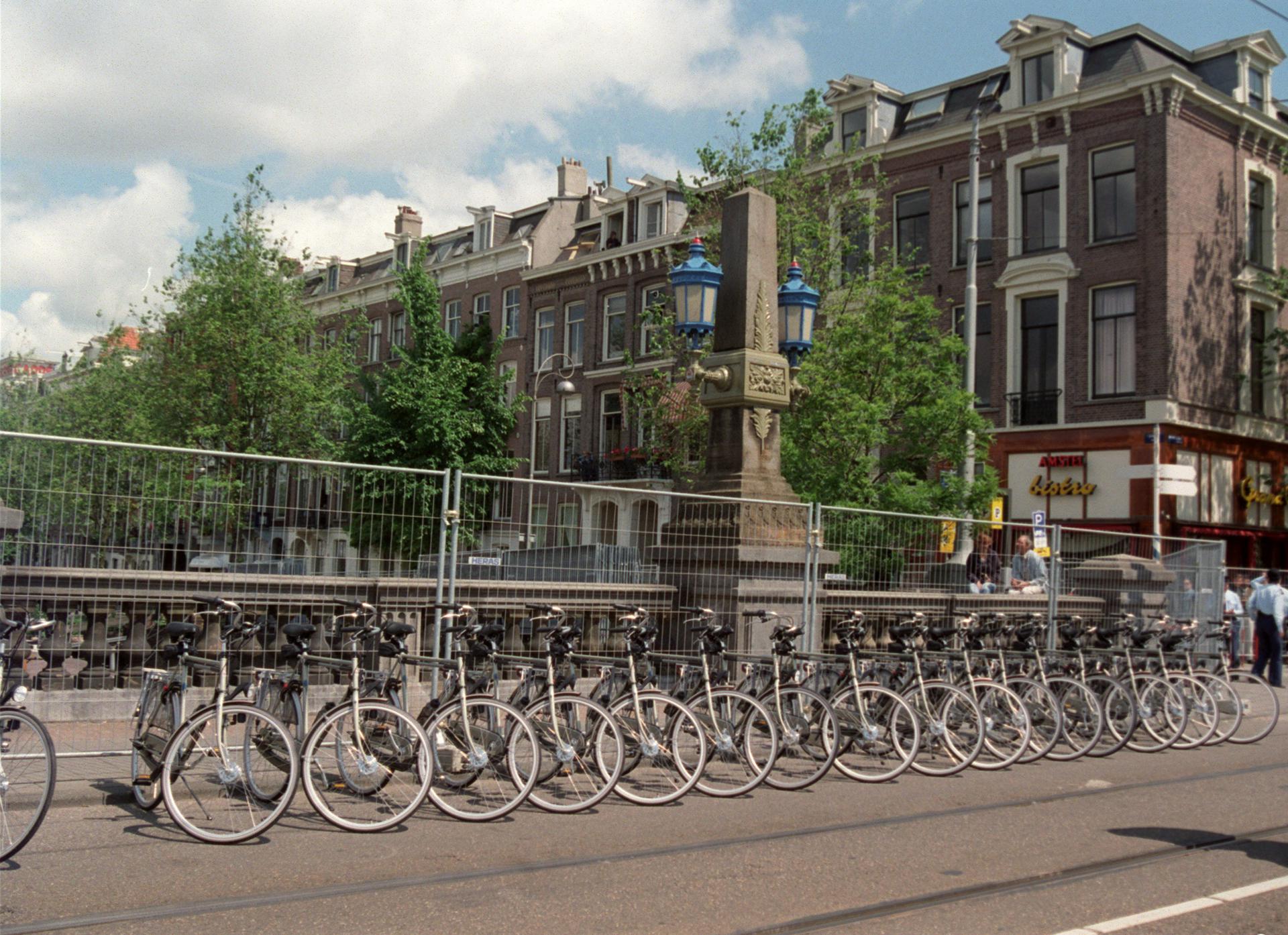 Imagen de archivo de bicicletas en una calle de Ámsterdam. EFE/Ramón Castro.